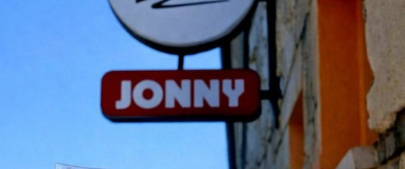 Znak iznad ulaza u kafić i nekoliko različitih imena