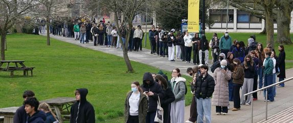 Studenti u redu za antibiotik