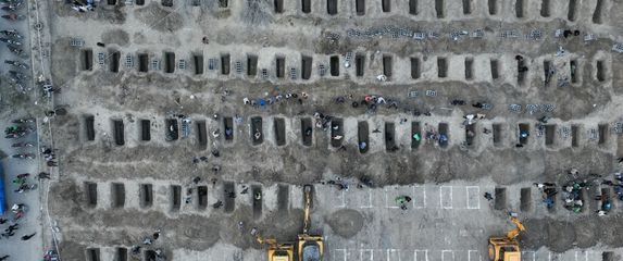 Grobovi za djecu iz škole u Minabu