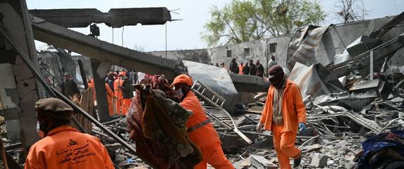 Spasilačke ekipe na mjestu nekadašnje bolnice - 3