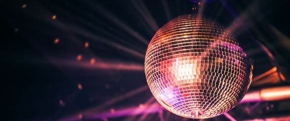 Kako se piše: disko klub, disko-klub ili diskoklub?