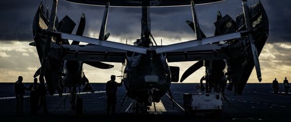 E-2D Advanced Hawkeye na palubi nosača zrakoplova