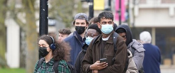 Studenti u redu za antibiotik