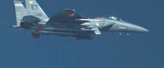 F-15 Strike Eagle ispušta bombu GBU-72