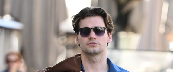 Muškarac sa špice u sjajnoj modnoj kombinaciji