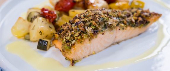 Losos s hrskavom koricom od pistacija i medom