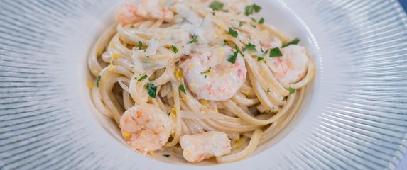 Linguine u kremastom umaku s limunom i kozicama