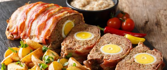 Mesna štruca punjena kuhanim jajima