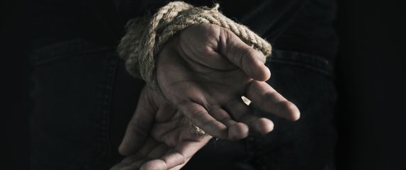 Kako se piše: talac ili taoc