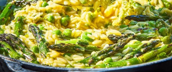 Orzo tjestenina s graškom i šparogama