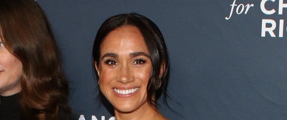 Meghan Markle u minimalističkoj crnoj haljini i crnim sandalama - 4