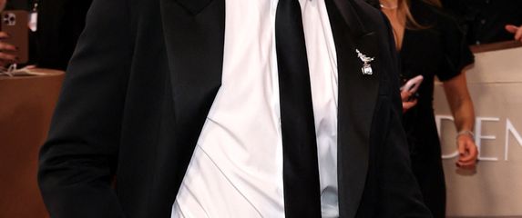 Connor Storrie u odijelu na Zlatnim globusima