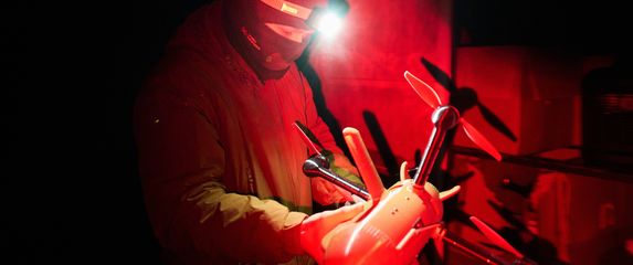 Ukrajinski vojnik priprema presretački dron