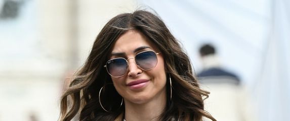 Ljepotica sa špice u efektnoj majici