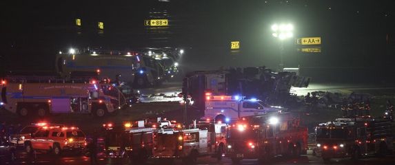 Hitne službe na aerodromu LaGuardia u New Yorku