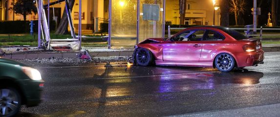 Automobilom se zabio u tramvajsku stanicu