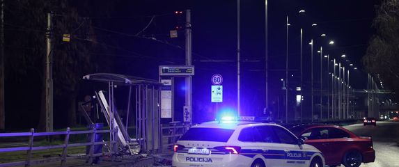 Automobilom se zabio u tramvajsku stanicu