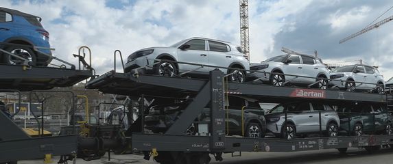 Vlak s automobilima u riječkoj luci - 1