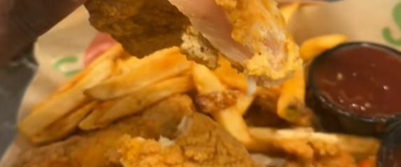 Sirova pohana piletina na tanjuru