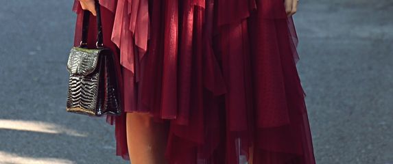 Žena u asimetričnoj suknji