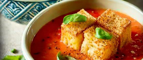 Juha od rajčice s krutonima punjenima sirom