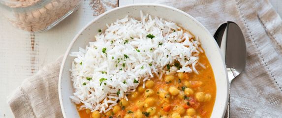 Slanutak u kremastom umaku s kuhanom rižom