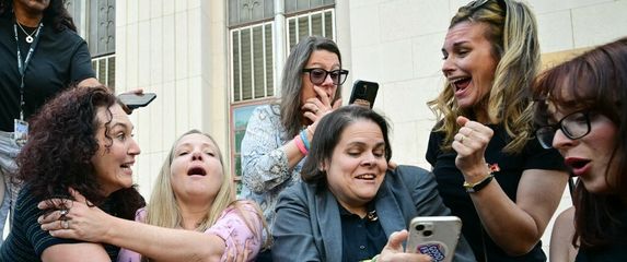 Odvjetnica s obitelji žrtava ispred suda u Los Angelesu nakon izricanja presude Meti i YouTube-u