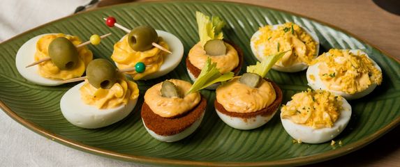 Punjena jaja inspirirana koktelima