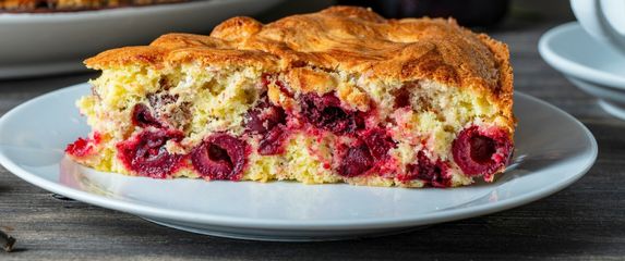 Brzi biskvit na čaše s višnjama iz kompota