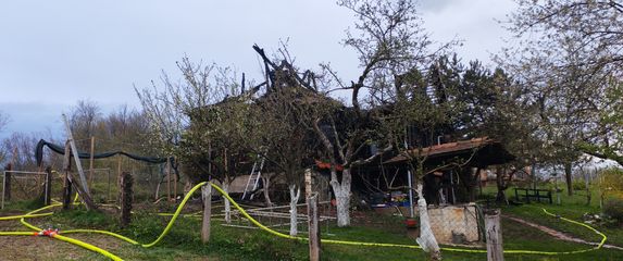 Dvije osobe poginule u požaru drvene kuće - 1