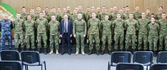 Ministar Anušić i vojnici