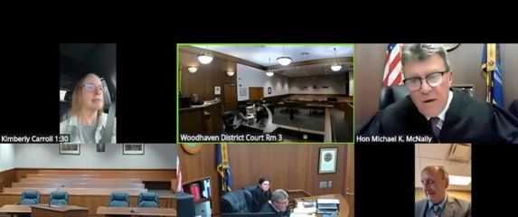 Online ročište na koje se okrivljenica javila dok vozi