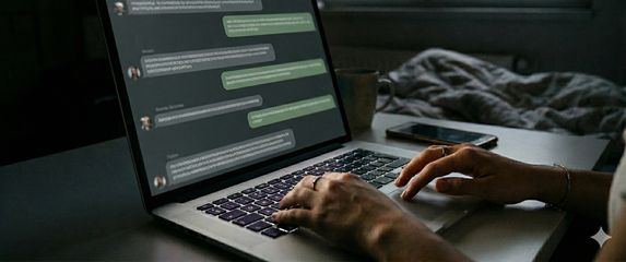 Dopisivanje silovatelja, ilustracija, AI