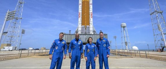 Posada misije Artemis II ispred SLS rakete