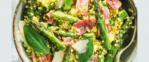 Salata od kvinoje, špeka i šparoga