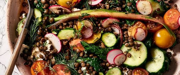 Salata od leće, feta sira i povrća