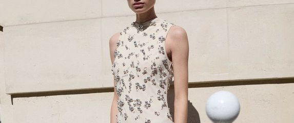 Duga haljina s izvezenim kuglicama