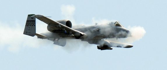 A-10 Thunderbolt II otvara vatru iz topa