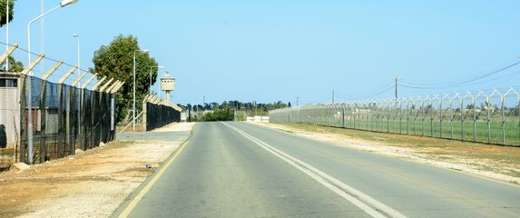 Kako se piše: tampon zona ili tampon-zona