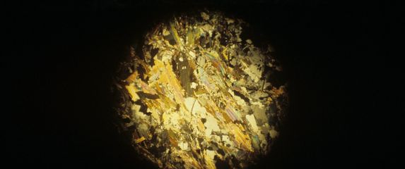 Uzorak materijala iz dubine Zemlje s Kolskog otvora za proučavanje pod mikroskopom