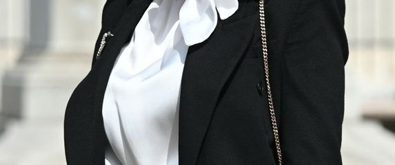 Ljepotica iz Zagreba u svečanoj kombinaciji