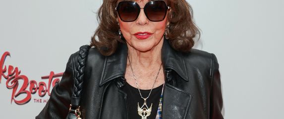 Joan Collins u kožnatom kaputu i kariranoj suknji - 4