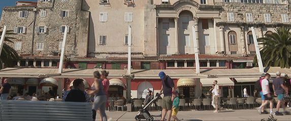 Zlatni splitski kvadrati zjape prazni