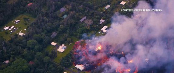 Otvorila se zemlja na Havajima: Vulkan Kilaeua i dalje prijeti kućama, do sada uništeno 26 domova (Screenshot Reuters/Paradise Helicopters)