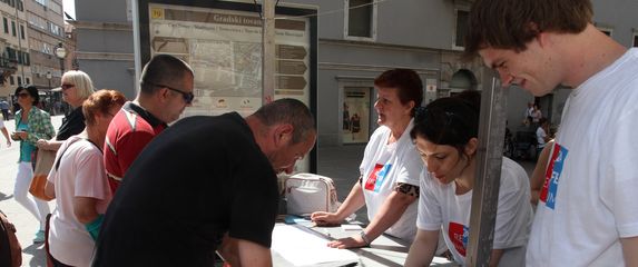 Prikupljanje potpisa za referendum (Ilustracija: Goran Kovacic/PIXSELL)