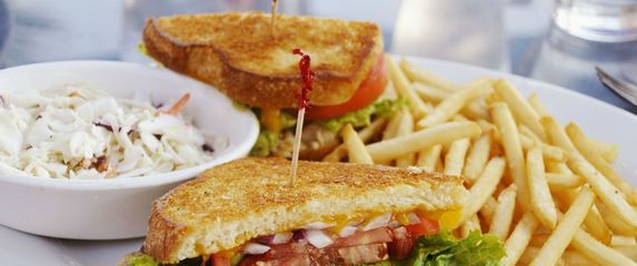 Sočan sendvič i prženi krumpirići vrlo su ukusna, ali teška hrana koja može utjecati na probavu