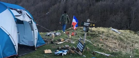 Slovenci na Velebit izvjesili zastavu SFRJ (Foto: Antena Zadar) - 1