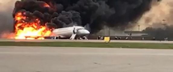 Avion u plamenu na moskovskom aerodromu (Foto: AFP)