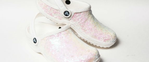 Bijele kroksice ukrašene svjetlucavim perlicama - 1