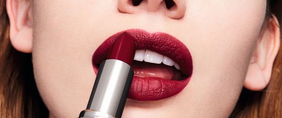 Kišni i vjetroviti dani zaslužuju crveni ruž